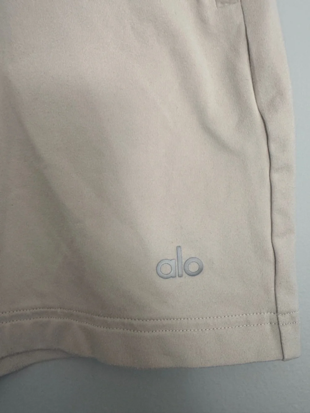 ALO Yoga Men’s Cream Athletic Shorts - Picture 2 of 5